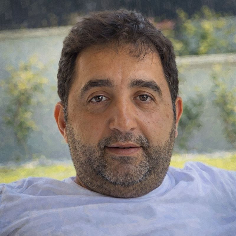 Поставщика лодок для переправы мигрантов через Ла Манш приговорили к 11 годам В Бельгии вынесли приговор гражданину Турции Адему Савашу которого признали виновным в снабжении сетей нелегальной миграции лодками и моторами для переправы людей через Ла Манш в Великобританию Суд назначил ему 11 лет лишения свободы штраф в 400 тысяч и конфискацию активов на сумму около 100 тысяч Следствие установило что Саваш организовывал поставки лодок из Турции хранил их в Германии и затем переправлял во Францию для использования контрабандистами Ещё трое обвиняемых были заочно приговорены к срокам от 12 до 13 лет в отношении них выданы ордера на арест и назначены штрафы по 600 тысяч Колючий Телеграм Колючий Дзен Youtube