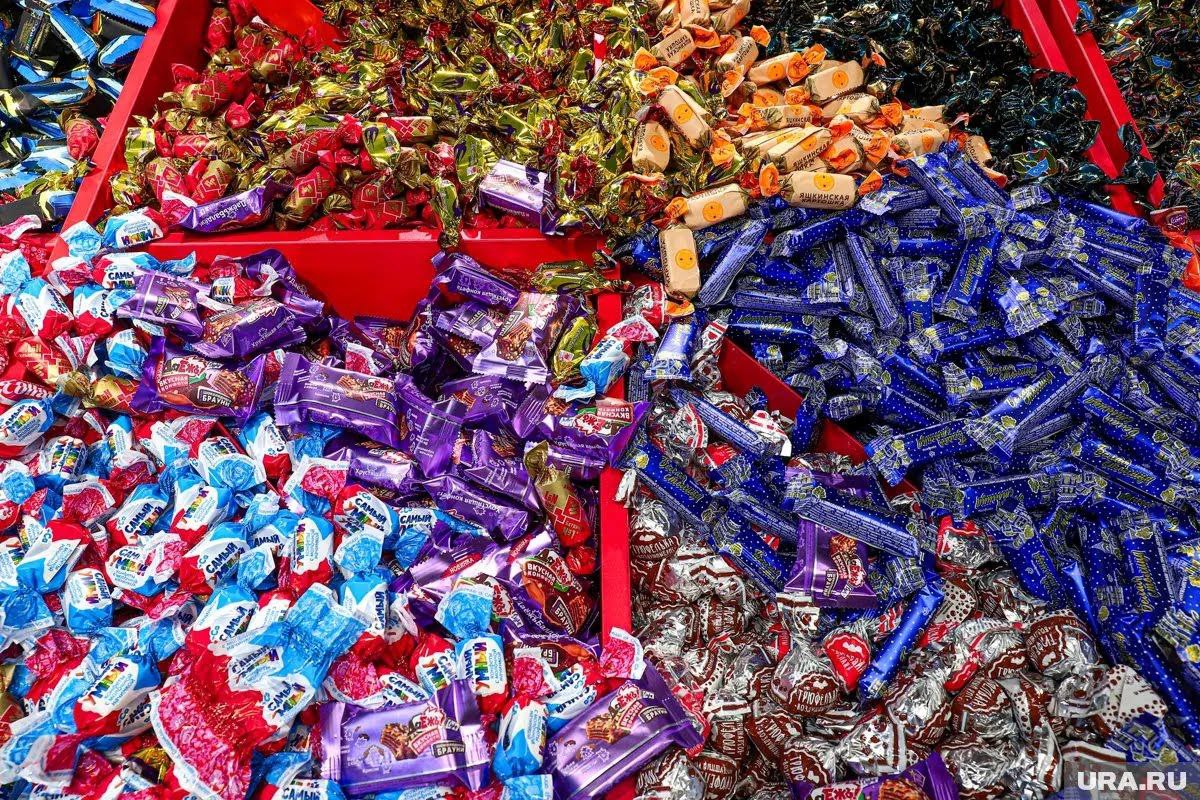 В крупной продуктовой сети Перми нашли опасную моль В Перми в магазине торговой сети «Магнит» на Крупской, 67, временно приостановили продажу пищевой продукции на развес из-за выявленных нарушений санитарных норм. А также из-за обнаружения пищевой моли. «Живые особи огневок летали по торговому залу, отдельные части этих же насекомых — лапки и крылья обнаружены в контейнерах с конфетами. Серьезные нарекания вызывает и качество уборки, которую проводят в магазине. Под стеллажами с фруктами и овощами нашли гнилые продукты, грязь, пыль и мелкий мусор», — сообщает пресс-служба ГУ ФССП России по Пермскому краю в telegram-канале. В связи с тем, что выявленные нарушения создают угрозу жизни и здоровью людей, суд признал АО «Тандер» виновным в совершении административного правонарушения. Продажа пищевой продукции на развес приостановлена на 20 суток в торговой точке. Источник ЧП Пермь Прислать новость