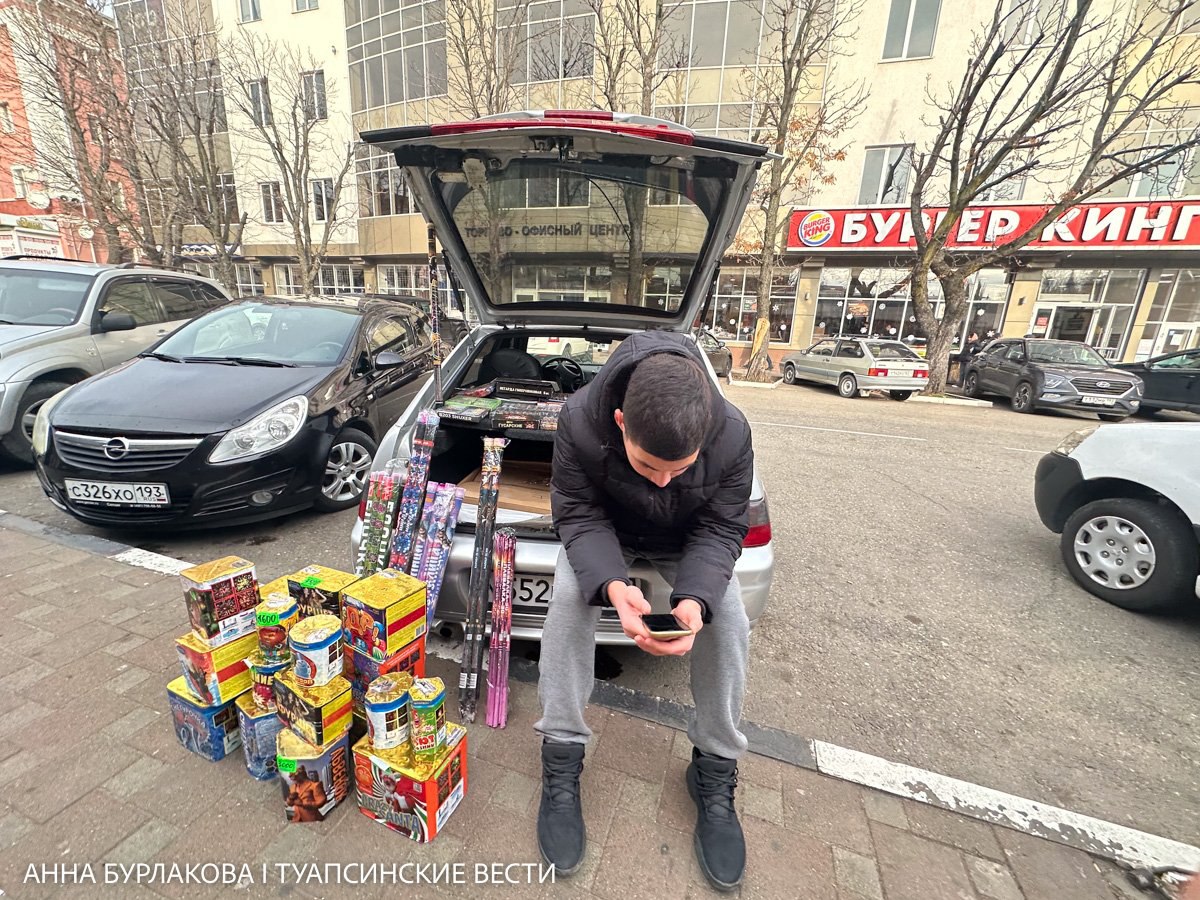 Новый год без петард бенгальских огней и ЧП учреждения образования и культуры Туапсинского округа получили вводные по проведению праздничных мероприятий Пожарные и полиция проинструктировали руководство школ детсадов учреждений допобразования и культуры В числе требований исключить из праздничных сценариев петарды фейерверки бенгальские огни Предупредить детей и родителей что пиротехника под строгим запретом В полной готовности во всех детских образовательных и культурных учреждениях должны быть огнетушители видеокамеры свободные два выхода из помещений и тревожные кнопки Елки же должны быть установлены так чтобы до потолка и стен расстояние было не менее одного метра