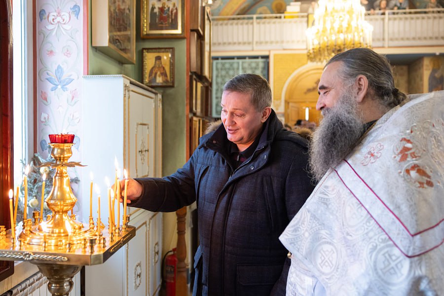 Православные жители Волгоградской области встретили Крещение  В светлый праздник Крещения Господня, губернатор Андрей Бочаров вместе с прихожанами посетил храм Всех Святых на улице Маршала Чуйкова. По всему региону в православных храмах прошли праздничные богослужения. На крещенские службы пришли тысячи верующих, чтобы помолиться за своих близких, поставить свечи и почувствовать тепло духовного единства.           Подписаться