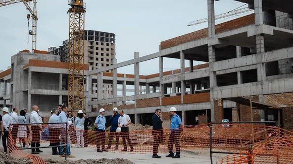 Хинштейн поручил завершить строительство школы в Курске за 4,3 млрд до 2026 года  Врио губернатора Курской области Александр Хинштейн на оперативном совещании облправительства поручил сдать в эксплуатацию «Школу будущего» на проспекте Плевицкой в облцентре до 2026 года. Как пояснил врио заместителя губернатора Владимир Базаров, на прошлой неделе было выдано положительное заключение по госэкспертизе проекта.  Фото: Telegram/Hinshtein  Подписывайтесь на «Ъ-Черноземье»