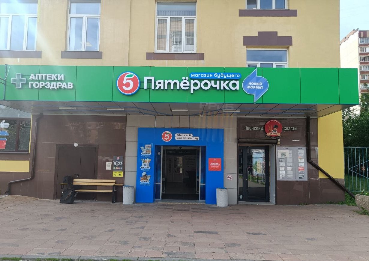 Пятёрочка открыла «магазин будущего» в Москве. Ходить по торговому залу не обязательно — все продукты можно заказать на огромных сенсорах, а пока ждёшь заказ — выпить кофе. Товары обещают принести за 7 минут. В магазине расставлены электронные ценники и висят экраны, где в режиме реального времени можно смотреть за сборкой заказов. Также заказ можно оформить через приложение, планшет в зале и кассу самообслуживания. Точка находится на Серпуховской.