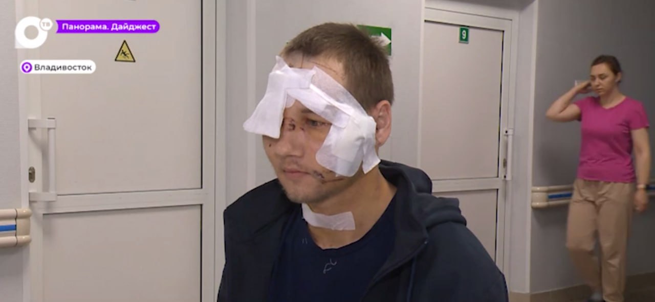 Приморец Артём Коденков, на которого напала медведица в лесу в районе Чугуевки, рассказал, что первые несколько минут пытался отбиться от лап хищницы, но потом сдался — это его и спасло. — Я поднимался по склону, когда услышал рычание. Через полсекунды передо мной на задних лапах оказался хищник моего роста. Мы начали бороться, покатились вниз по склону, пролетев метров десять. Хищник сразу схватил меня за голову, и я слышал, как хрустят мои кости в его зубах. Я отчаянно защищался, но мысли о семье придавали мне сил. Я думал о своих детях и жене, и это помогало мне бороться, — вспомнил Коденков. Когда хлынула кровь, он подумал, что это конец, и решил сдаться. Именно это помогло выжить — хищница увидела, что жертва не двигается, и потеряла интерес. Как позже выяснили специалисты, медведица шла с детьми, им нет года. Поэтому ее решили не искать и не изымать из природы. Скорее всего, она почувствовала опасность и напала. Источник: ОТВ Подписаться