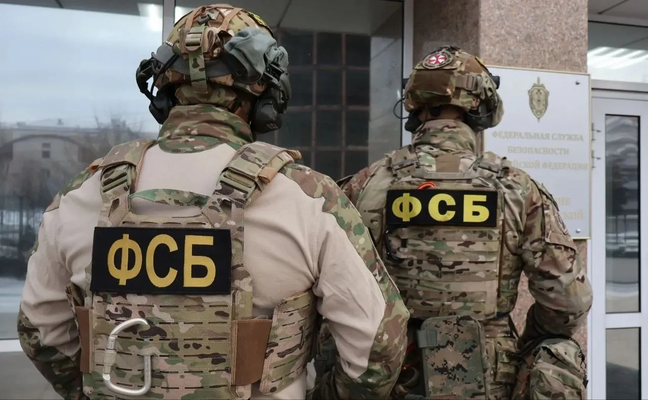 Курс дела Новости Челябинска   Организатор диверсии в Челябинской области получил 20 лет колонии По данным ФСБ фигуранты действовали по указанию иностранного куратора и организовывали поджоги на железнодорожных путях Их действия квалифицировали как диверсию и покушение на совершение диверсии Суд назначил фигурантам длительные сроки лишения свободы Один из участников получил пять лет колонии второй шесть лет Еще двоих приговорили к восьми годам лишения свободы Организатор преступной группы получил 20 лет заключения Курс Дела в МАКС подробнее на канале Курс дела Новости Челябинска