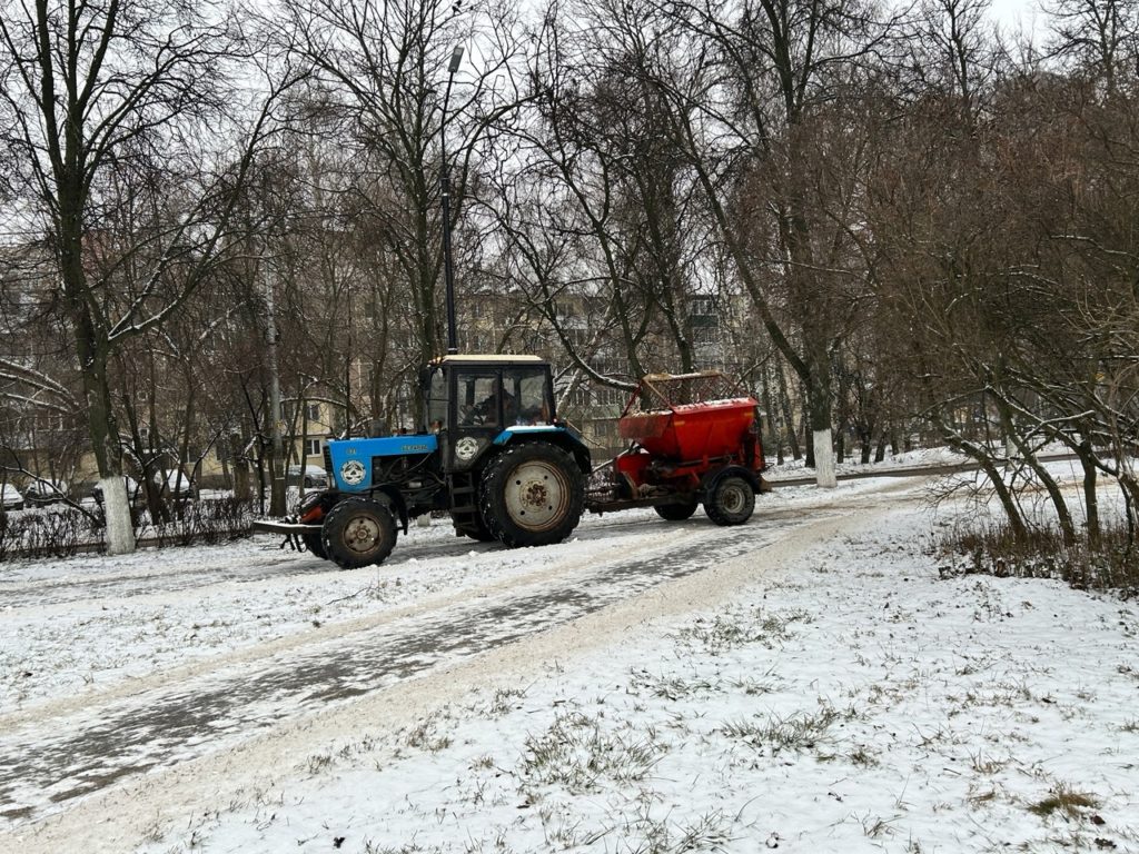 Специалисты дирекции благоустройства продолжают уборку рязанских улиц  Как сообщает администрация областного центра, сегодня снег собирают и вывозят на улицах Грибоедова и Рязанская. Тротуары обрабатывали в районе Песочня, Малом шоссе, сквере 50-летия Октября, путепроводе на перекрестке улицы Вокзальной и Первомайском проспекте, парке Советско-Польского братства по оружию, парке Морской славы. Пешеходную зону чистили на мосту на улице Солнечной.  Продолжается удаление дикорастущей поросли на Касимовском шоссе и Тракторном проезде. Поднятие крон выполнялось в сквере 50-летия Октября, также из сквера вывозили ветки.  Случайный мусор собирали на улицах Касимовское шоссе, Тимакова, Павлова, Соборной, Ленина, Татарской, Ленинского Комсомола, Народном бульваре, Великанова и других.  На дежурстве находятся 17 КДМ.