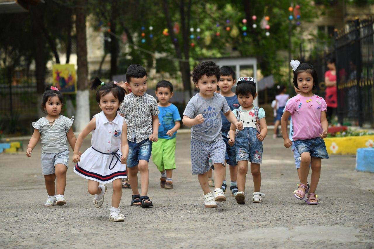 Из России в Узбекистан вернули 14 детей оставшихся без попечения Из разных регионов России в Узбекистан вернули 14 детей оставшихся без попечения родителей Об этом сообщает пресс служба Детского омбудсмена Узбекистана Сурайё Рахмоновой Вчера из разных регионов РФ в Узбекистан были возвращены 14 оставшихся без попечения детей Уполномоченный по правам ребенка направил своему зарубежному коллеге уполномоченному по правам ребенка Российской Федерации М Львовой Беловой запрос в котором сообщил что принимаются меры по возвращению оставшихся без попечения несовершеннолетних детей в Республику Узбекистан и просил оказать оперативную практическую помощь в временном размещении детей в детских учреждениях на территориях РФ где они проживают до возвращения их на Родину при участии ответственных узбекских органов говорится в публикации Южная служба новостей