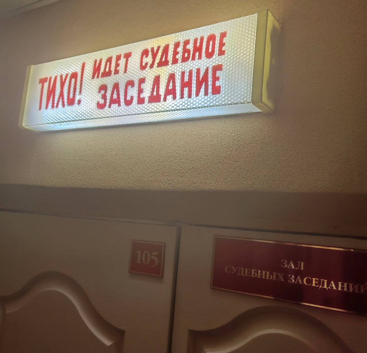 До 5 лет тюрьмы грозит хабаровчанину, ударившему полицейского В апреле 2025 года мужчину задержали за распитие алкоголя в общественном месте. В отделении задержанный нанес полицейскому несколько ударов, пытаясь избежать наказания. Несмотря на непризнание вины, собранных доказательств хватило для обвинения по статье о насилии в отношении представителя власти. Дело уже передано в суд, где хабаровчанину грозит до пяти лет колонии. Фото: Прокуратура Хабаровского края AmurMedia Прислать новость