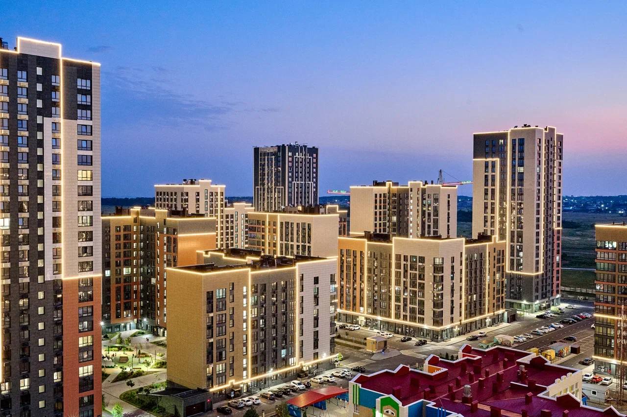 Ставрополь демонстрирует устойчивый рост объёмов жилищного строительства По состоянию на декабрь 2025 года на территории города введено в эксплуатацию 651 2 тыс кв метров жилья что превышает показатели аналогичного периода прошлого года Наиболее активные темпы застройки зафиксированы в юго западной части Ставрополя Глава города Иван Ульянченко отметил что здесь за последние годы построено семь образовательных учреждений общей вместимостью порядка 4 6 тыс мест В 2025 году начато строительство школы на 1550 учащихся и детского сада на 300 мест что позволит снизить нагрузку на существующую социальную инфраструктуру Параллельно ведётся строительство культурного центра начаты работы по монтажу модульного бассейна В конце года в юго западном районе введён в эксплуатацию кампус Школа 21 новостиотрасли Ставрополье