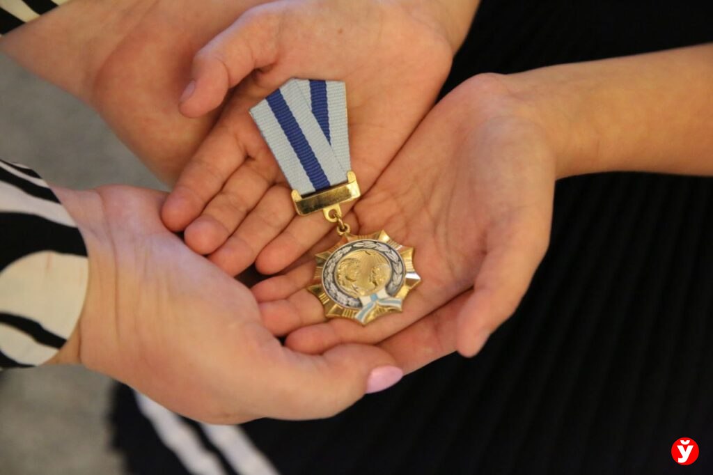 Более 40 жительниц Минщины награждены орденом Матери Указ 20 февраля подписал Президент Всего за рождение и воспитание пятерых и более детей награды удостоены 203 белоруски Читайте нас в MAX