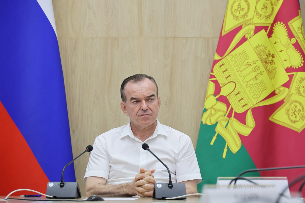 Вениамин Кондратьев: В 2025 году предусмотрели 1,6 миллиарда рублей на газификацию населенных пунктов в 26 муниципалитетах Кубани Об этом губернатор сообщил на совещании по вопросу газоснабжения. – С 2015 года на строительство газовых сетей из бюджета региона направили более 4 миллиардов рублей, газифицировали 265 населенных пунктов. Сегодня уровень газификации региона выше среднероссийского –это хороший результат, который мы достигли в сотрудничестве с «Газпромом». Без газа остаются в основном предгорные территории. Но мы должны продолжать работы и в такой местности, потому что наличие газа в доме – более высокий уровень комфорта, другое качество жизни. На текущий год мы предусмотрели 1,6 миллиарда рублей. Это позволит провести сети в 26 муниципалитетах. В целом, за предстоящие пять лет мы должны достичь 95-ти процентного уровня газификации, – сказал Вениамин Кондратьев.