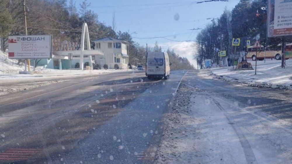 Ситуация на дорогах Крыма из-за непогоды: есть ли затруднения в движении ⁠ СИМФЕРОПОЛЬ, 24 ноя – РИА Новости Крым, Анна Карпенко. В Крыму из-за непогоды дорожники с шести вечера субботы и всю ночь очищали дороги от снега и обрабатывали противогололедной смесью. Об этом РИА Новости Крым сообщили в "Крыавтодоре".  "На 6 часов утра на Ангарском перевале очищено 140 километров, обработано соляным рассолом 108 километров. На дежурстве было 75 единиц техники", – сообщили на предприятии.  Кроме того, противогололедная обработка местами проведена на дорогах: Бахчисарай – Новопавловка – Научный, Грушевка – Судак, Белогорск – Феодосия.  "Проезд обеспечен на 100%. Состояние дорожного покрытия мониторим постоянно", – подчеркнули в "Крымавтодоре".  Ранее в Главном управлении МЧС России по РК сообщил...  Подробнее>>>