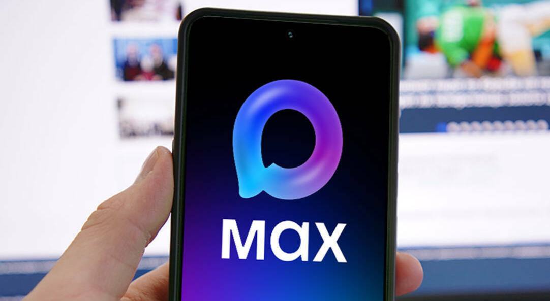 Минстрой РФ специальный чат бот в мессенджере MAX будет напоминать жителям России о сроках подачи показаний и оплаты ЖКХ Как уточнили в министерстве домовые чаты будут формироваться органами государственного жилищного надзора а администрирование возьмут на себя управляющие компании В случае смены управляющей организации администрирование перейдет к новой компании при этом участники чата и вся предыдущая переписка сохранятся В чат интегрирован бот Госуслуги Дом который напомнит о сроках подачи показаний и оплаты ЖКУ Функционал чат бота расширятся и дорабатывается в тесном контакте с пользователями сообщил представитель ведомства По его словам в перспективе планируется расширить возможности сервиса в том числе для подачи заявок в управляющие и ресурсоснабжающие организации а также в контролирующие органы Предполагается что такие обращения будут направляться напрямую в государственную информационную систему жилищно коммунального хозяйства В министерстве также отметили что обязательная отчетность о деятельности управляющих организаций в домовых чатах в MAX пока не предусмотрена Вместе с тем управляющие организации обязаны размещать отчеты о своей деятельности в мобильном приложении Госуслуги Дом и на сайте ГИС ЖКХ Законы стройки в MAX