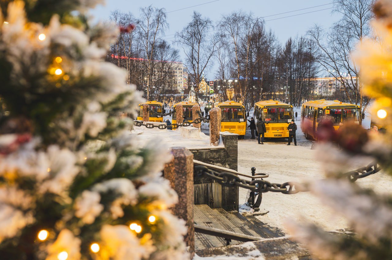 В Мурманской области появился 21 новый школьный автобус  Губернатор Андрей Чибис передал руководителям муниципалитетов ключи от школьных автобусов, которые поступят в образовательные учреждения Кандалакшского, Кольского, Терского, Ловозерского районов, Ковдорского округа, Мончегорска, Мурманска, Оленегорска, Полярных Зорь и Североморска.      «Комфорт, тепло, уют и безопасность наших детей – превыше всего. Школьники из муниципалитетов много ездят: кто-то – до образовательных учреждений, кто-то – на соревнования, на мероприятия. Всего за 5 лет мы уже передали 99 автобусов. Техника отечественная, она опробована: достойная, добротная, прекрасно функционирует», – отметил глава региона.       В школьных автобусах отечественного производства от 15 до 32 мест. Они приобретаются за счет средств регионального и федерального бюджетов в том числе в рамках стратегического плана «На Севере – жить».