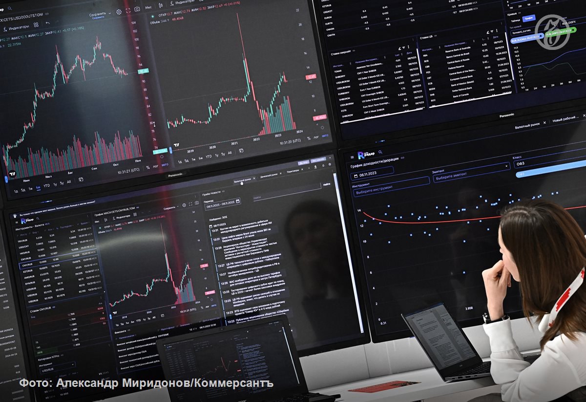 Уходящий год стал лучшим с послековидного 2021 года с точки зрения инвестиций в фонды акций За неполные 12 месяцев такие фонды привлекли от клиентов 793 млрд В условиях переоцененности американского рынка акций мировые инвесторы активно увеличивают вложения в фонды ЕС и интернациональные В 2026 году предпочтения мировых инвесторов будут зависеть от темпов снижения ставок центральными банками и геополитической обстановки в мире Для российского рынка акций ключевую роль будет играть прогресс в переговорах об Украине Даже частичное снижение геополитической напряженности способно резко улучшить риск аппетит и привести к опережающему росту акций Ъузнал