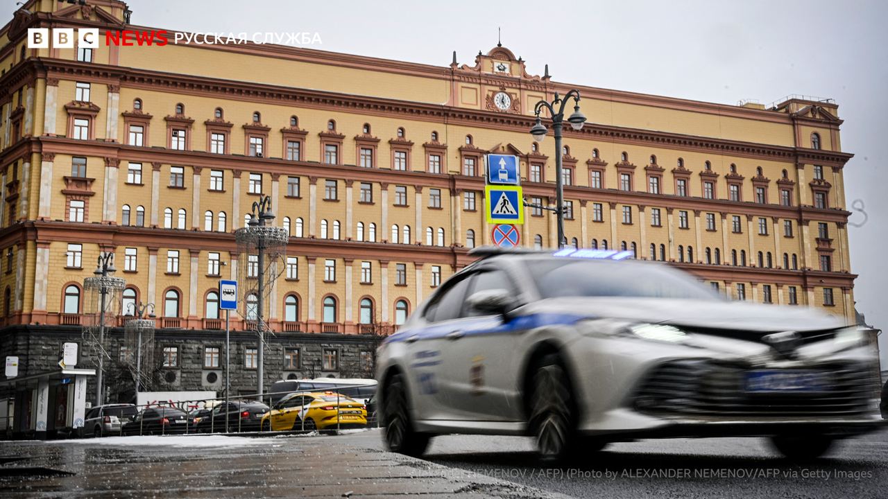 Госдума приняла закон, который позволит ФСБ контролировать следственные изоляторы Закон, принятый депутатами сразу во втором и третьем чтениях, позволит ФСБ создавать собственные изоляторы, а также вернуть в ведение спецслужбы изоляторы, за которые она отвечала раньше. В 1996 году Россия вступила в Совет Европы и обязалась передать управление всеми пенитенциарными учреждениями в уголовно-исполнительную систему. В 2006 году ФСБ юридически потеряла контроль над изоляторами. Законопроект, фактически отменяющий это решение, был внесен в Госдуму в феврале 2025 года. В пояснительной записке к нему отмечалось, что в 2022 году после российского вторжения в Украину Россия прекратила членство в Совете Европы и «в настоящее время не связана с ним какими-либо обязательствами». Правозащитники предупреждали, что передача СИЗО в ведение ФСБ может затруднить допуск к заключенным защитников и создать условия для круглосуточного давления на обвиняемых. Telegram WhatsApp YouTube Рассылка Сайт без VPN