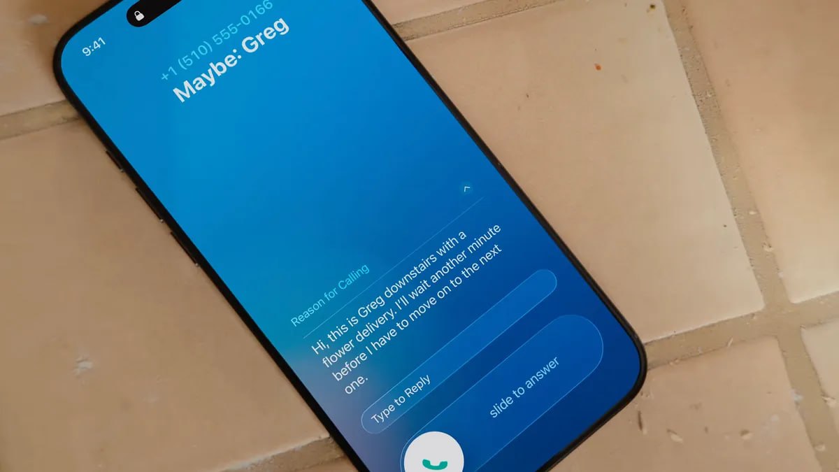 iOS 26 убил холодные продажи по телефону. На сабреддите западных продажников легкая паника: новая функция iOS теперь сама отвечает на звонки от незнакомых номеров, спрашивает имя и цель звонка, а затем показывает вам ответ на экране — вы решаете, брать трубку или нет. Бедняги признаются, что после того, как Google Pixel внедрил такую функцию, они сами ни разу не принимали холодный звонок
