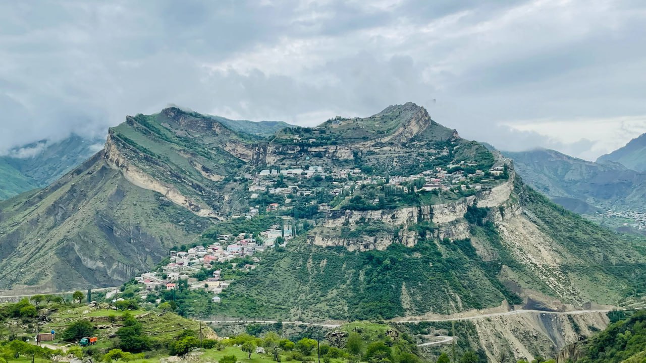 Границы особо охраняемых природных территорий ООПТ к примеру таких как Верний Гуниб смогут изменяться и застраиваться для объектов федерального значения в случае принятия соответствующего закона Об этом сообщает Коммерсантъ со ссылкой на Комитет Госдумы по экологии рекомендовавший соответствующий законопроект В случае принятия закона на территориях ООПТ возможно будет строить железные дороги трассы АЭС и другие объекты федерального значения Решение о выделении таких участков из ООПТ будет принимать комиссия из федеральных депутатов чиновников и представителей спецслужб Поправки рождают риски смещения фокуса с охраны природы на коммерциализацию заповедных территорий предупреждает издание Согласно предлагаемым в ФЗ Об особо охраняемых природных территориях поправкам можно будет изменять границы ООПТ как в сторону их увеличения так и в сторону уменьшения Уменьшать площадь ООПТ будет возможно в случае полной утраты землями своего особого природоохранного значения в случае природных ЧС а также при размещении оборонных объектов или объектов федерального значения По данным Минприроды страны в России насчитывается 11 9 тыс заповедников национальных парков и других ООПТ в том числе 342 федеральные территории 10 6 тыс региональных и 918 местных Общая площадь ООПТ свыше 240 млн га Коммерсантъ обращает внимание что в пояснительной записке к законопроекту говорится что в законодательстве есть неурегулированные вопросы требующие неотложного взвешенного и системного решения В частности нет механизма принятий решений по использованию ООПТ в целях развития отдельных регионов Сейчас главное чтобы после принятия этого закона не вспыхнули пожары в Верхнем Гунибе и Самурском лесу Подписаться на Черновик 2 0 Обратная связь chernovik 1 bot