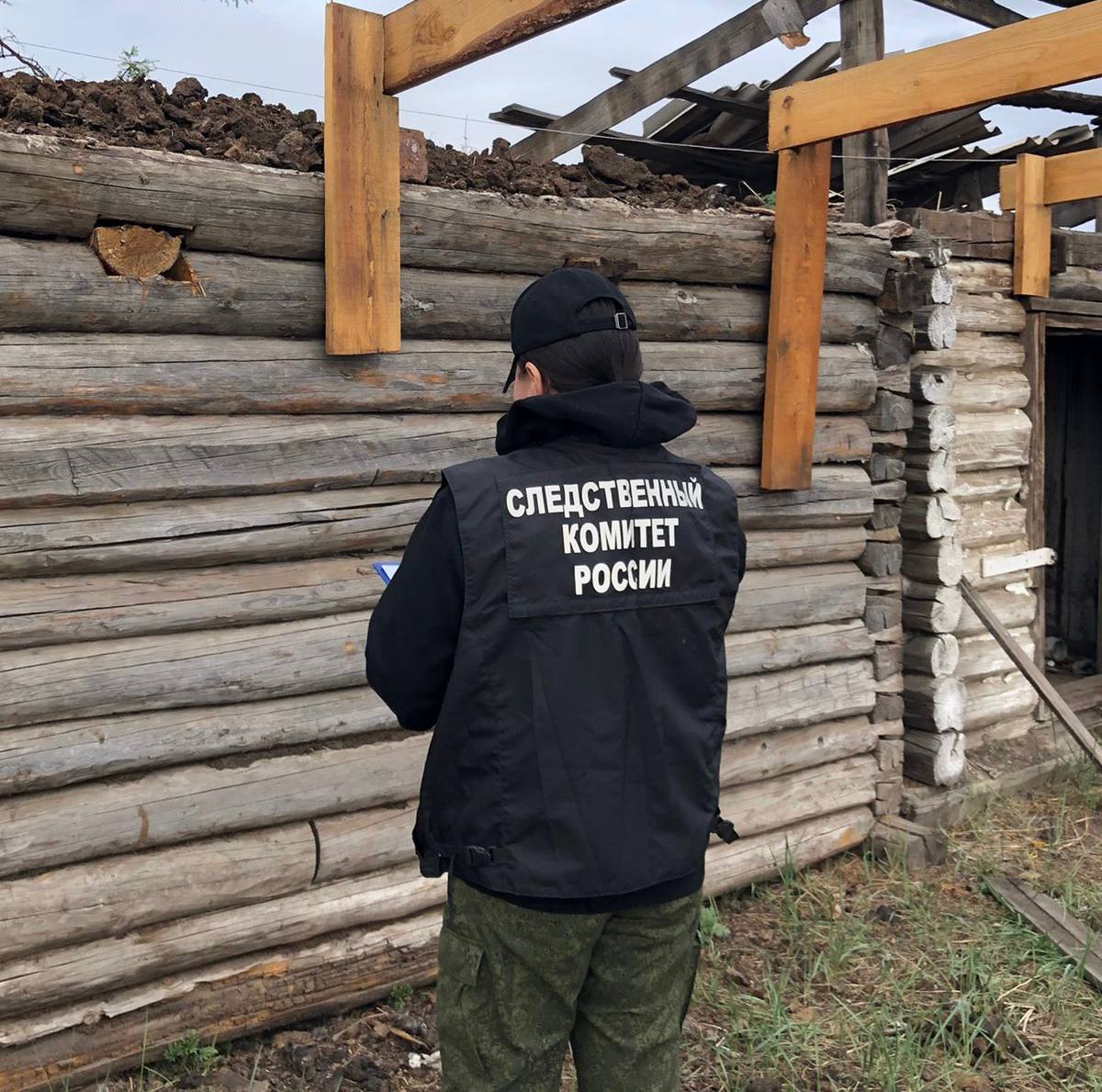 В Туве 13-летний мальчик погиб от удара молнии, сообщили в СК по региону.  Подросток помогал родственникам присматривать за лошадьми на чабанской стоянке. Мальчик отправился пригонять табун вместе со своим двоюродным братом. Когда он шел до стоянки, его ударила молния.   Ребенок погиб на месте. Организована проверка.      МАХ  Отправить новость