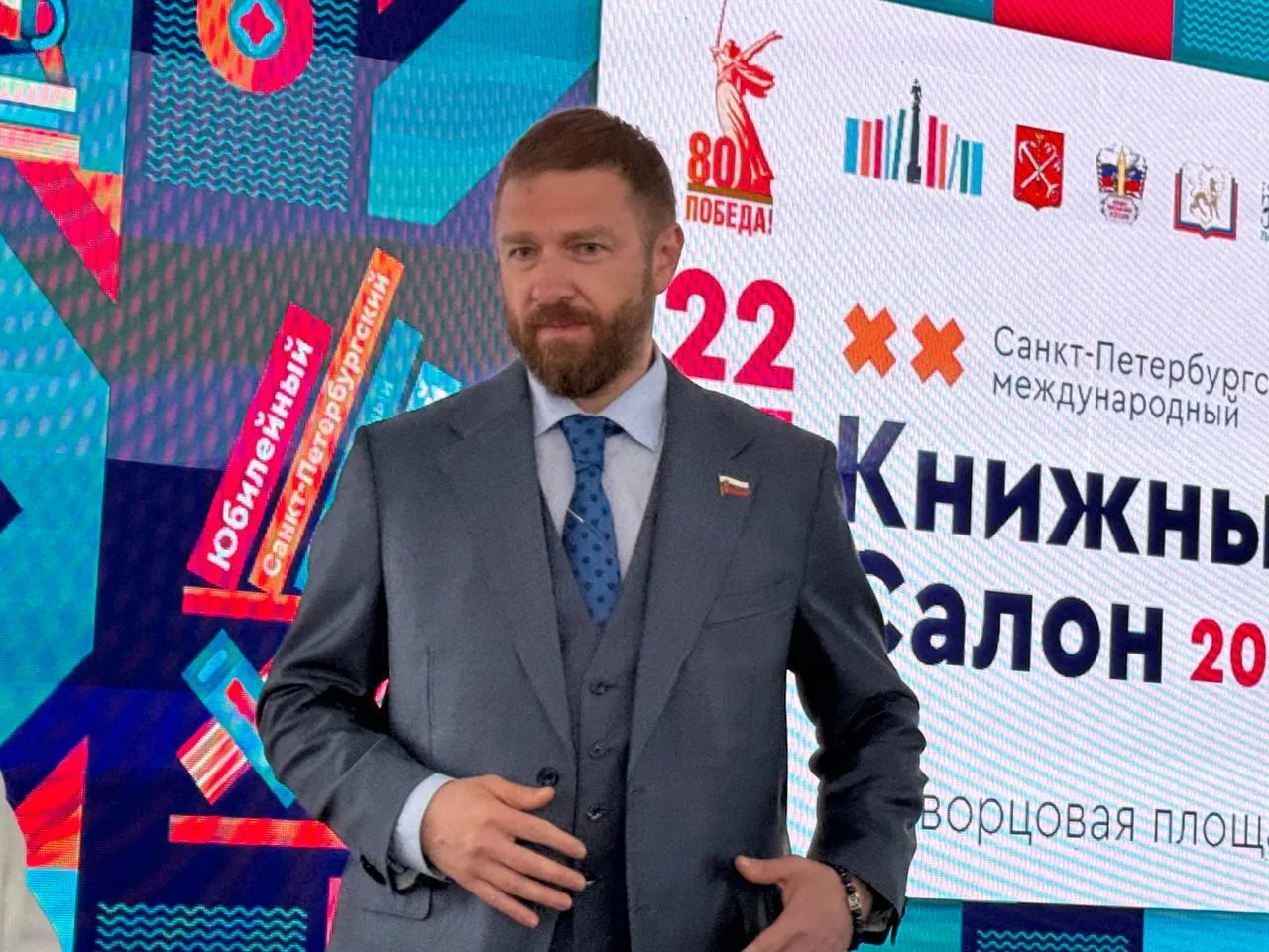 Александр Малькевич отправится на войну Он проходит обвиняемым по уголовному делу о хищении Также заявление о сложении полномочий подал лидер фракции Яблока в Заксе Александр Шишлов Об этом сообщил спикер Заксобрания Александр Бельский Детали По словам Бельского Заксобрание в ближайшее время рассмотрит заявления Малькевича и Шишлова о досрочном сложении полномочий Бельский назвал решение Малькевича сильным мужским и в случае с Сашей закономерным поступком Александр Шишлов Недавно Александра Шишлова оштрафовали на 1 5 тысячи рублей за упоминание Навального в репосте интервью Григория Явлинского Наказание по статье о демонстрации экстремистской символики означает что депутат не сможет пойти на предстоящие выборы в Заксобрание Ранее за старые посты с фотографией Навального уже оштрафовали другого депутата Закса от Яблока Ольгу Штанникову а также лидера партии Николая Рыбакова и некоторых яблочников из других регионов Дело о хищении По данным следствия Городское агентство по телевидению и радиовещанию ГАТР в 2020 2021 заключило с фондом Новое Медиа договор на информационное сопровождение работы Смольного в интернете пишет Коммерсантъ Следствие считает что фонд не выполнил работу и подделал отчеты а руководство ГАТР зная об этом перевело средства В начале марта Коммерсант сообщал что уголовное дело о хищении 37 2 миллиона рублей в ближайшее время поступит в прокуратуру Позиция Малькевича Марина Пятенок адвокатка депутата Закса назвала обвинение абсолютно бездоказательным вся вина Александра Малькевича заключается в том что в свой первый рабочий день в должности гендиректора ГАТР он подписал договор с подрядчиком При этом Новое Медиа полностью выполнила договор заявила Марина Пятенок Коммерсанту Александр Малькевич известный пропагандист и создатель сети СМИ на захваченных территориях Украины В разные годы он сотрудничал как со структурами Евгения Пригожина так и со Смольным После задержания Малькевича глава петербургского отделения Александр Бельский заявил что членство медиаменеджера в партии приостановят Другие фигуранты По делу также обвиняются глава Центра управления регионом ЦУР Елена Никитина ее муж Сергей Кожокар замдиректора телеканала Санкт Петербург Сергей Сыров экс гендиректор канала Борис Петров и блогер Николай Камнев Басманный суд Москвы назначил Петрову и Малькевичу запрет определенных действий Кожокару домашний арест Других фигурантов суд арестовал Фото Бумага Больше важного про Петербург в телеграм канале Бумаги