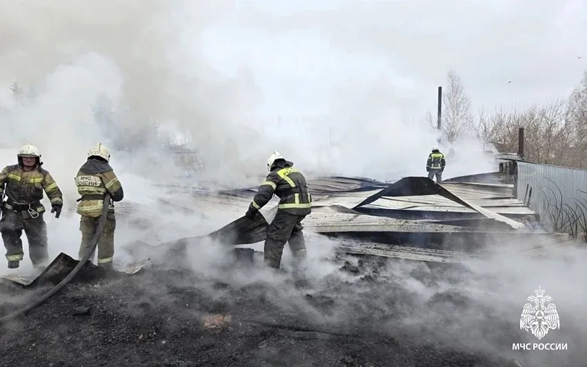 В селе Мельниково Шегарского района 21 апреля произошел пожар в магазине Сообщение о возгорании в магазине по улице Московской поступило в пожарную службу в 10 08 К прибытию первого пожарного подразделения огонь полностью охватил крышу одноэтажного здания Тушением занимались 16 сотрудников МЧС России с помощью пяти единиц техники По предварительным оценкам площадь пожара составила 1200 квадратных метров Подробнее на Бабре томск vtomsk24