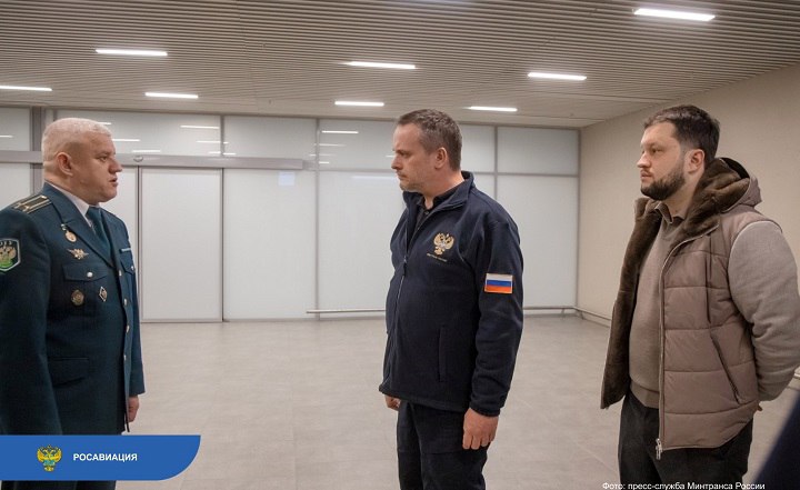 Министр транспорта РФ и глава Росавиации прибыли в аэропорт Платов Министр транспорта РФ Андрей Никитин и руководитель Росавиации Дмитрий Ядров посетили аэропорт Платов во время рабочей поездки на Юг России Как сообщает пресс служба Росавиации делегация осмотрела зоны регистрации и выходы на посадку пункт пропуска и игровые пространства для детей пообщалась с работниками аэропорта и специальных служб Также делегация ознакомилась с работой регионального центра Единая система организации воздушного движения России Фото пресс службы Минтранса РФ новостиростова платовростов Подпишись на donnewsru