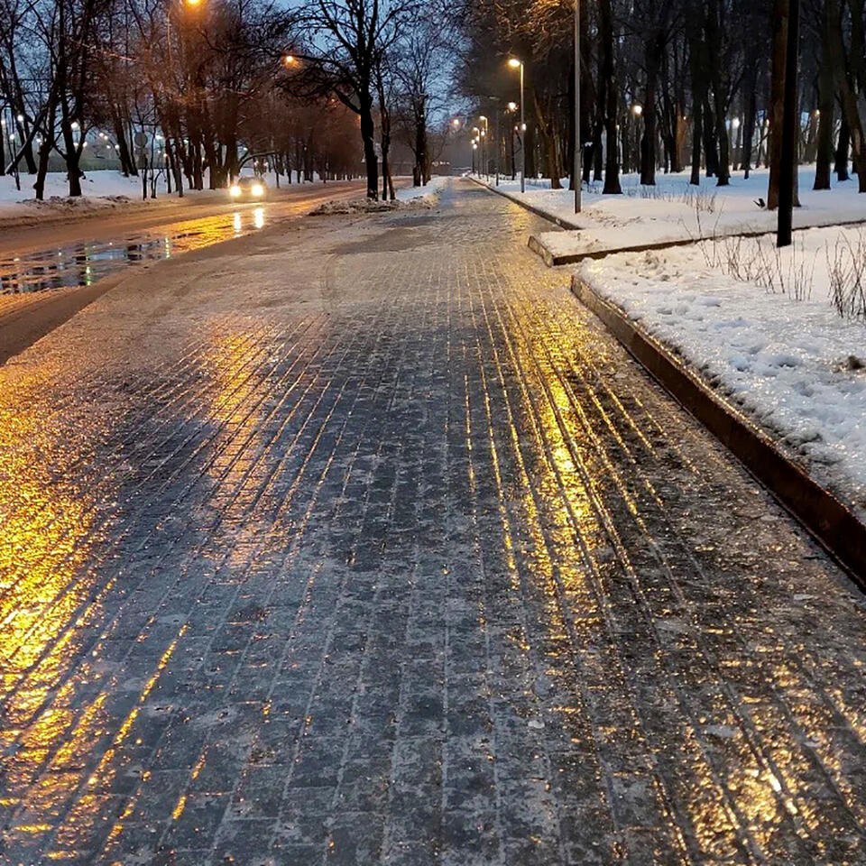 Администрация Ангарска заплатит за гололед Суд обязал мэрию выплатить компенсацию в сумме 103 тысячи рублей местной жительнице за травмы Женщина пострадала из за ненадлежащей обработки городской территории противогололёдными материалами 73 летняя ангарчанка пояснила что в декабре 2024 года по дороге на работу в районе 85 го квартала поскользнулась на неочищенной дороге и упала Ее доставили в медицинское учреждение и более месяца женщина находилась на больничном Для установления ответственного за содержание территории где произошел инцидент понадобилось заключение кадастрового инженера Ангарский городской суд удовлетворил требования женщины и постановил взыскать в ее пользу компенсацию морального вреда возмещения расходов на лекарства и судебных издержек Позже Иркутский областной суд рассматривая апелляцию оставил это решение без изменения Подписаться на канал