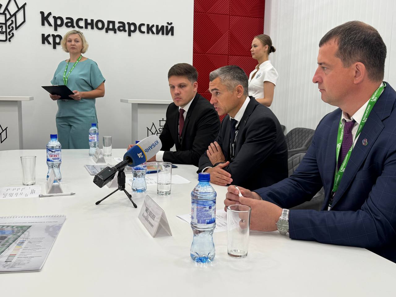 В Краснодарском крае запустят производство двигателей для беспилотных авиационных систем Соответствующие договоренности достигнуты на стенде региона в рамках международной промышленной выставки «Иннопром-2025» в Екатеринбурге. Соглашение о сотрудничестве в реализации проекта с представителем инвестирующей компании заключили вице-губернатор Александр Руппель и глава Абинского района Илья Биушкин. – Реализация этого проекта соответствует целям национального проекта «Беспилотные авиационные системы», запущенного по поручению Президента России. Сегодня в крае шесть предприятий выпускают не только беспилотные летательные аппараты, но и компонентную базу для таких производств. В том числе изготавливают двигатели для дронов, применяя отечественные материалы и комплектующие. Линейка двигателей позволит обеспечить потребности военной промышленности, а также гражданские и сельскохозяйственные направления БАС, – отметил Александр Руппель.