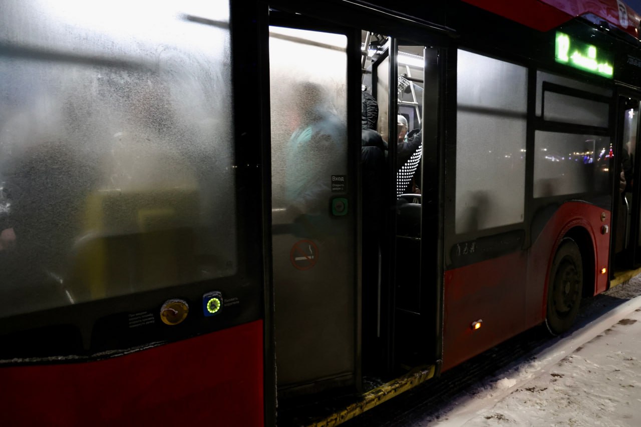 Ребенку зажало голову дверями троллейбуса в Челябинске На северо западе Челябинска двери троллейбуса зажали голову школьнику Ему потребовалась помощь медиков По факту травмирования ребенка Следственный комитет начал проверку По поручению и о руководителя СУ СКР по Челябинской области организовано проведение проверки по статье 238 УК РФ по факту оказания услуг не отвечающих требованиям безопасности прокомментировали в СК Инцидент произошел утром 24 декабря в районе улицы Северо Крымская Водитель троллейбуса рано закрыла двери зажав ими ребенка До конца они не сомкнулись это предотвратила сработавшая система антизажим После случившегося пострадавший сообщил о головной боли Прибывшая на место бригада скорой оказала ему необходимую помощь Подписаться на vecherchel   Голосовать за канал