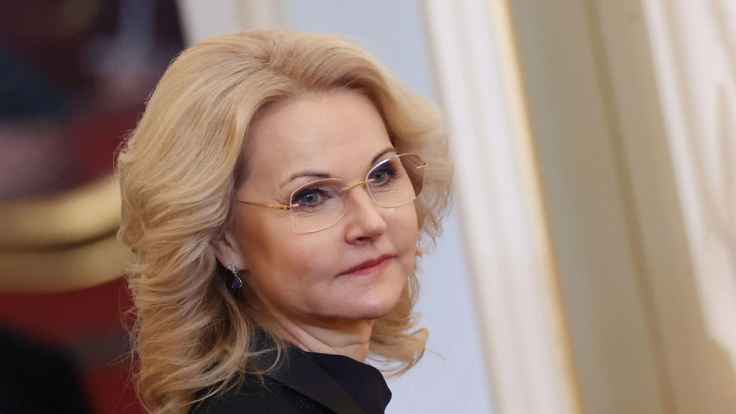 Новые врачи по здоровому долголетию будут предупреждать россиян о возможном развитии какого либо заболевания и стараться оттянуть прогрессирование недуга сообщила РИА Новости вице премьер РФ Татьяна Голикова Ранее стало известно что должность врача по здоровому долголетию должна появиться в России в 2026 году Они врачи по здоровому долголетию ред занимаются предрисками Они по сути являются элементом охраны здоровья То есть когда человек еще здоров они выявляют возможное развитие у него будущих заболеваний и стараются либо оказать помощь либо оттянуть развитие этого заболевания которое они увидят сказала Голикова По словам вице премьера при выявлении заболевания специалисты направят пациента на более серьезное дополнительное обследование Вице премьер уточнила по всей стране будут появляться центры здорового долголетия Голикова добавила что к концу 2026 года в каждом регионе страны может появиться как минимум один такой центр Delivered by PolitePaul service