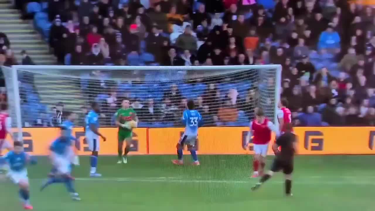 Автогол года: вратарь Стокпорта ошибочно забил в свои ворота