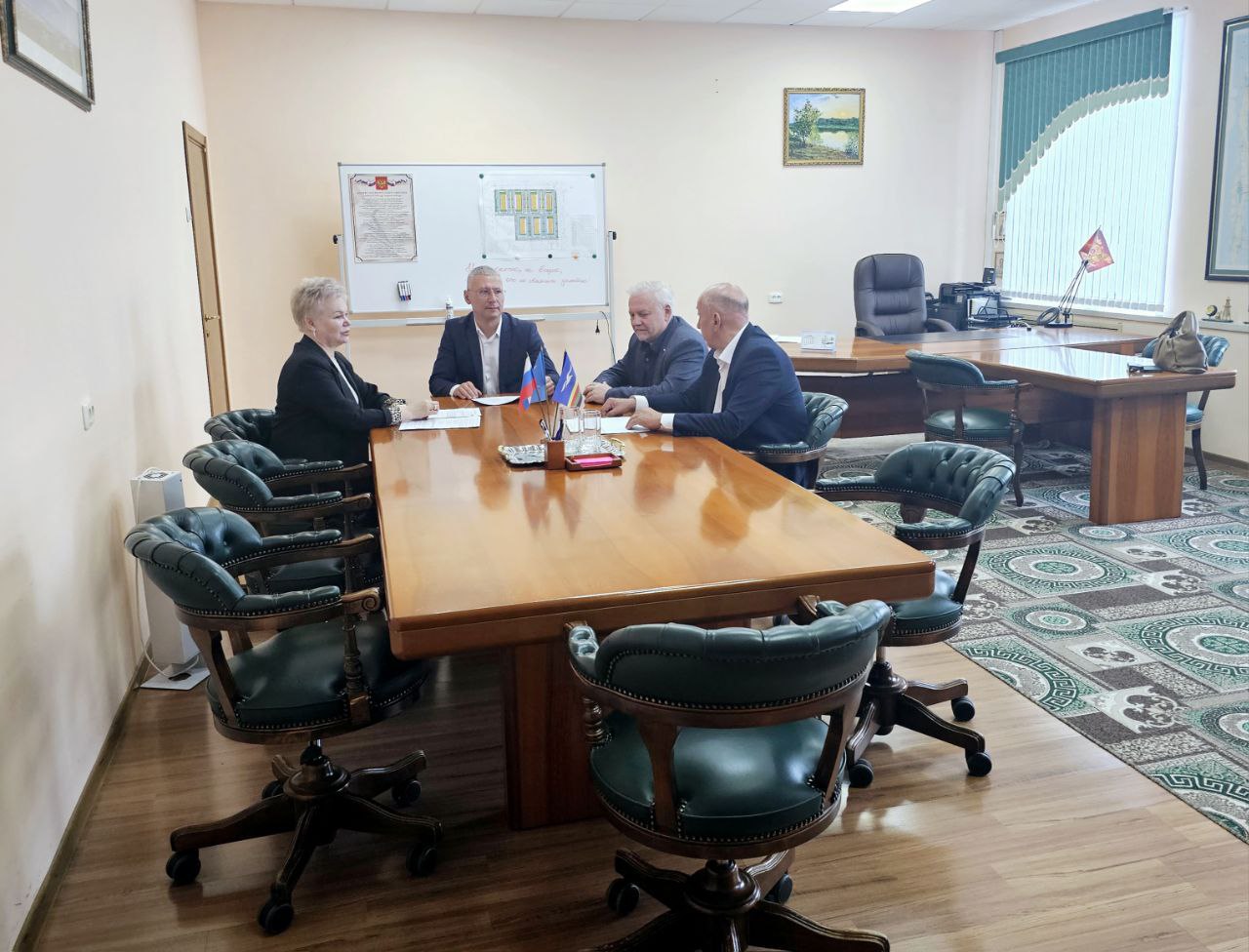 Депутаты областной Думы провели рабочие встречи с мэром Охи и депутатами местного Собрания Спикер облдумы Елена Касьянова совместно с коллегами Александром Болотниковым и Владимиром Розумейко обсудили с мэром Евгением Михликом актуальные социально-экономические вопросы развития округа. Затем на встрече с муниципальными депутатами проинформировали о законодательной работе регионального парламента, направленной на стабильное развитие Сахалинской области, а также важных законопроектах, которые приняты недавно или будут рассмотрены в текущую сессию. Обменялись мнениями о текущей ситуации. «Мы придаем особое значение взаимодействию с органами местного самоуправления. Нам всем важна обратная связь. Сотрудничество областных и муниципальных депутатов уже давно стало традиционным, – подчеркнула Елена Касьянова. Подробнее на сайте областной Думы.
