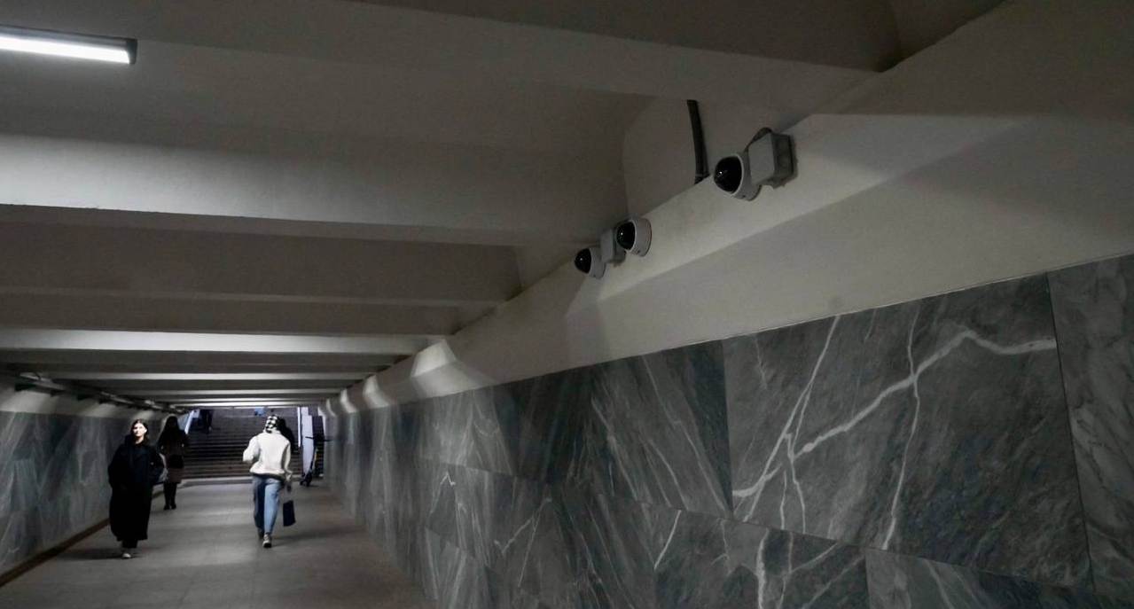 Почти 100 камер видеонаблюдения установлено в подземных переходах Нижнего Новгорода Глава города Юрий Шалабаев честно предупредил что это не муляжи оборудование уже подключено и работает Очень хочется чтобы эта информация особенно дошла до тех кто позволяет себе размалёвывать стены переходов разбивать лампочки бить плитку выбрасывать под ноги мусор Все эти повреждения можно исправить а вот ваше наплевательское отношение к городу и людям уже вряд ли А в случае нарушения закона камеры станут хорошим помощником для правоохранителей в применении заслуженного наказания прокомментировал Юрий Шалабаев