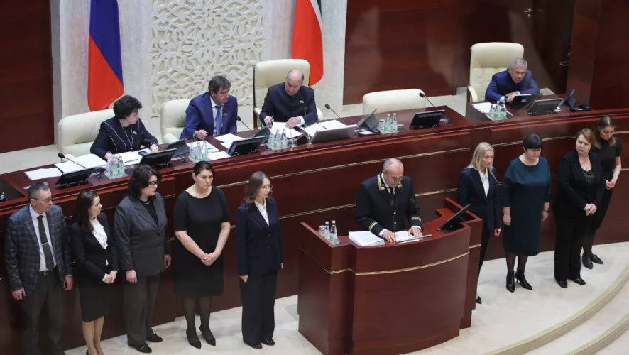 Год с плюсом но растут проблемы правительство Татарстана отчиталось перед депутатами ВРП республики перевалил за 5 трлн рублей промышленность держится новые резиденты заходят в ОЭЗ Однако депутаты и премьер министр Алексей Песошин обсуждая итоги 2025 года отметили и высокую ключевую ставку растущие долги и убытки предприятий жалобы на тарифы ЖКХ и общественный транспорт Какие соцгарантии получили главы районов и где теперь в зале заседаний место экс спикера парламента Фарида Мухаметшина в фоторепортаже KazanFirst KazanFirst в MAX