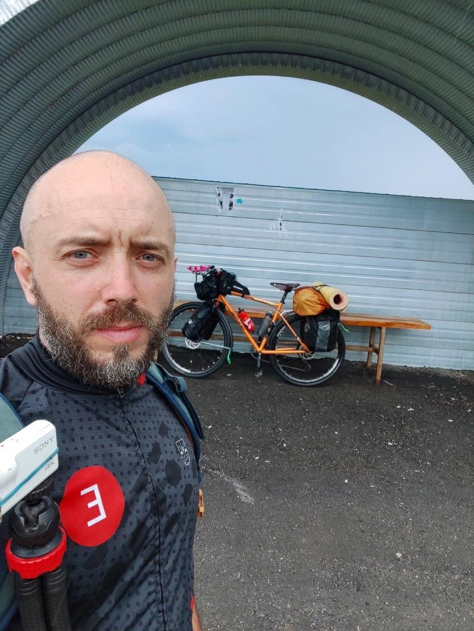 Иван Оглоблин из Перми отправился в масштабное велосипедное путешествие. Его цель — Бишкек, столица Кыргызстана. До пункта назначения Ивану предстоит преодолеть более 2600 км. За первые три дня он уже проехал около 400 км и вчера достиг Екатеринбурга.  Напомним, что в 2023 году Иван совершил велоэкспедицию из Перми в Турцию, добравшись до побережья Средиземного моря за 53 дня. В 2024 году он успешно проехал маршрут от Балтийского до Белого моря.  Желаем Ивану крепких сил и удачи на этом длинном пути!    Добрые новости и история Перми — подписаться