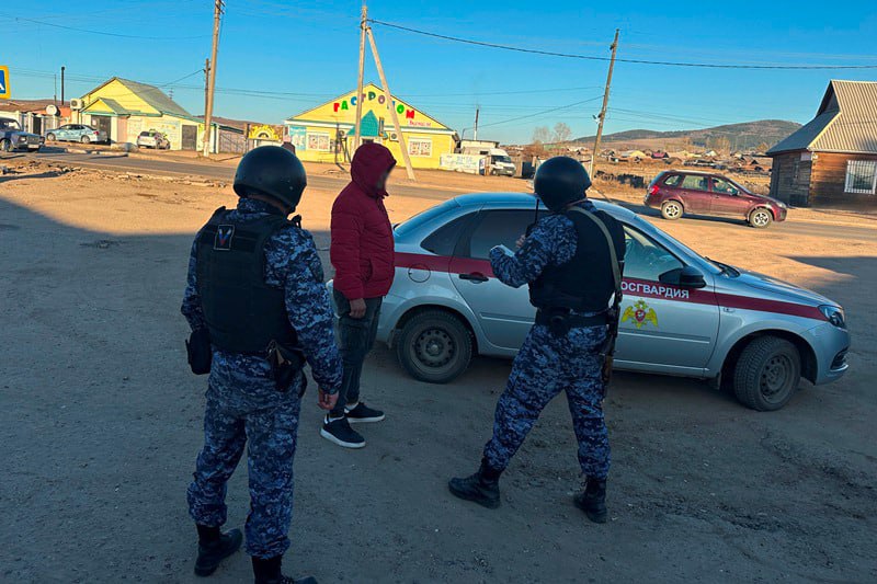 В Бурятии беглецы выдают себя нервозностью и неопрятным видом За прошедшие сутки в Бурятии росгвардейцы задержали сразу трех мужчин находящихся в федеральном розыске Так в Железнодорожном районе Улан Удэ внимание патруля привлек подозрительный прохожий Он заметив автомобиль правоохранителей начал часто оборачиваться и ускорил шаг Бурятия Подробности в Номер один Сообщить нам свою новость можно по кнопке Письмо в редакцию
