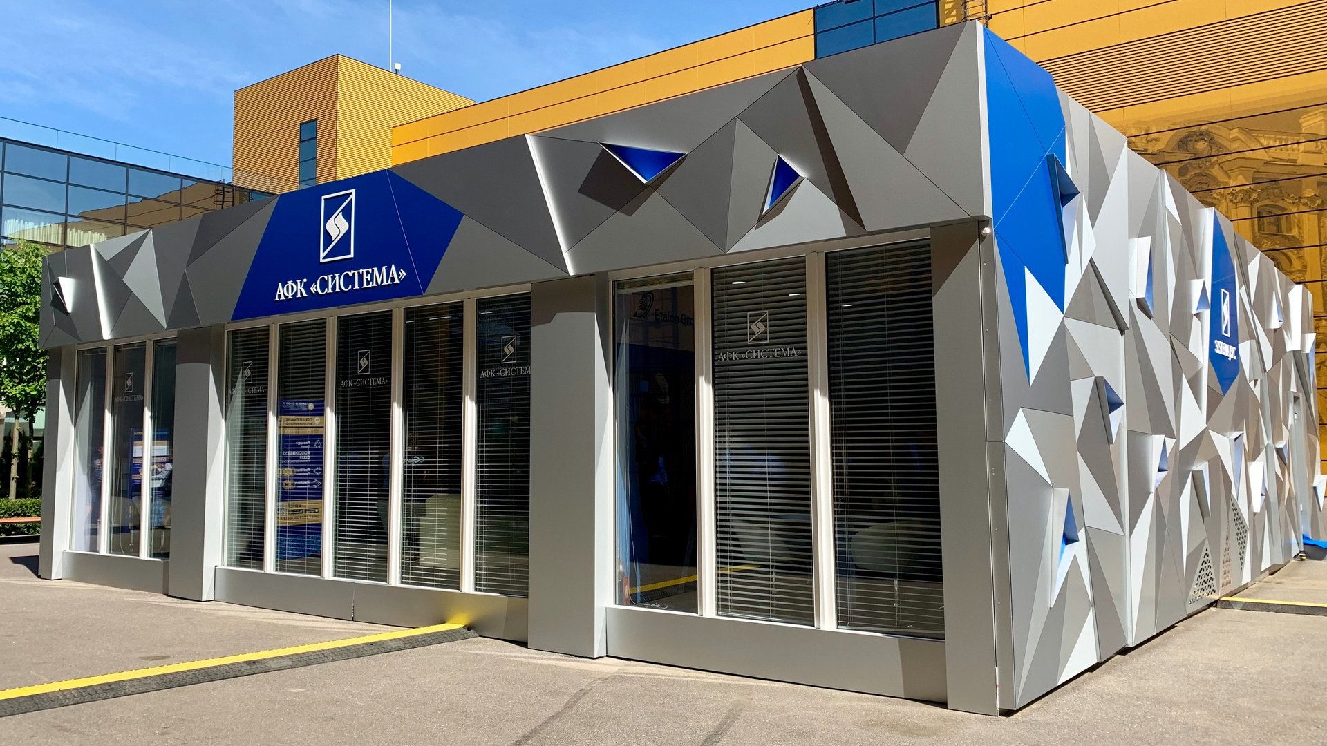 АФК Система AFKS Биннофарм групп выходит на рынок Индонезии Компания Биннофарм групп и индонезийская Pyridam Farma подписали соглашение о начале поставок инъекционных препаратов на основе коллагена на рынок Индонезии Согласно отчету Grand View Research объем рынка продуктов содержащих коллаген в Азиатско Тихоокеанском регионе в 2023 году составил 2 2 млрд а его доля на глобальном рынке достигла 36 7 Ожидается что ежегодный рост рынка сохранится на уровне 11 до 2030 года Источник tass ru