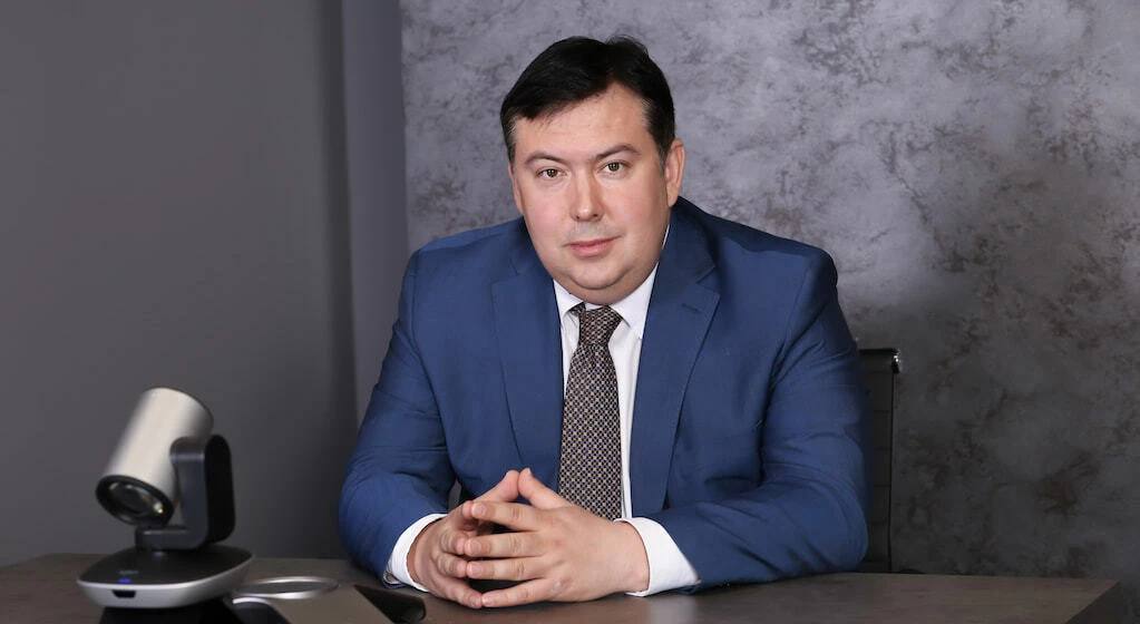 Антон Бучнев Наш главный приоритет на 2026 год начало строительства КПО Рахья В марте 2025 г управляющая компания по обращению с отходами в Ленинградской области УКООЛО запустила первый в регионе комплекс по переработке отходов Кингисепп в Кингисеппском районе Весной 2026 г УКООЛО рассчитывает приступить к строительству второго КПО Рахья во Всеволожском районе Производственные мощности обоих объектов составляют более 600 000 т а их запуск позволит обеспечить обработку 90 всего бытового мусора который образуются в регионе Кроме того это позволит выполнить одну из целей нацпроекта Экология по снижению объема полигонного захоронения в два раза В интервью деловому изданию Ведомости Северо Запад генеральный директор АО Управляющая компания по обращению с отходами в Ленинградской области Антон Бучнев рассказал каким будет экопромышленный парк под Гатчиной когда начнется строительство КПО Рахья как оператор будет работать в новогодние праздники Подробнее в интервью на нашем сайте пресс служба УКООЛО ГрантГубернатораЛО Telegram Max