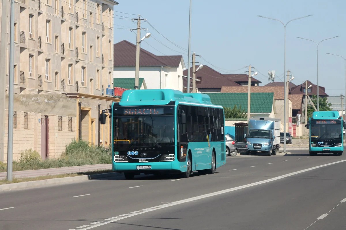 Водители автобусов в Актау отказались выходить на маршруты С утра 21 июля в Актау и прилегающих районах не вышли на маршруты водители городских и межрайонных автобусов. Причиной стала забастовка сотрудников, требующих повышения заработной платы, улучшения условий труда и предоставления социального пакета. По словам одного из участников акции, к ним присоединились более 80 процентов водителей. Он сообщил, что обращался в ТОО Caspian Trans Corporation, ТОО "Каспий Авто Парк", а также в акимат, трудовую инспекцию и прокуратуру, однако никакой реакции на его обращения не последовало. В числе требований – увеличение зарплаты, оплата больничных, нормальные условия на рабочих местах и обеспечение соцпакета. "Мы устали — руководство нас не слышит. Даже заработанные деньги приходится каждый раз буквально выпрашивать в бухгалтерии. Больничные нам не оплачивают, условий для нормальной работы нет — даже в туалет сходить негде. Работаем с пяти утра до позднего вечера. Социального пакета тоже нет. Сегодня на маршруты не вышли водители городских и межрайонных автобусов", — рассказал один из водителей. Позже стало известно, что с водителями была достигнута договорённость. "Нам пообещали, что в июле и августе дневная оплата будет увеличена до 28 тысяч тенге. В следующем квартале, с сентября, планируется рассмотреть вопрос о дальнейшем повышении – до 35-40 тысяч тенге в день. Мы требовали 40 тысяч. Во время встречи мы озвучили все свои требования, и нам пообещали рассмотреть их в кратчайшие сроки. На данный момент протест завершён, водители получают бортовые листы и выходят на маршруты", – сообщил один из водителей.