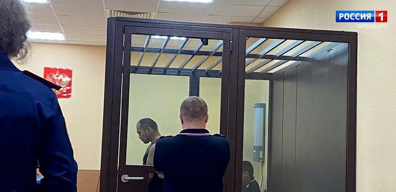 За убийство учительницы суд отправил оренбуржца в колонию на 12,5 лет  Сегодня, 12 декабря, убивший учительницу оренбуржец выслушал приговор. Педагог была его сожительницей. На почве ревности он нанес ей множественные удары ножом. 51-летняя женщина скончалась на месте. Происшествие произошло 5 августа в квартире на ул. Народной в Оренбурге.  Мужчина признал свою вину. По решению Промышленного районного суда он отправится в колонию строгого режима на 12, 5 лет. Подсудимый также должен выплатить дочери погибшей женщины 2 млн рублей в качестве компенсации морального вреда и расходов на погребение.