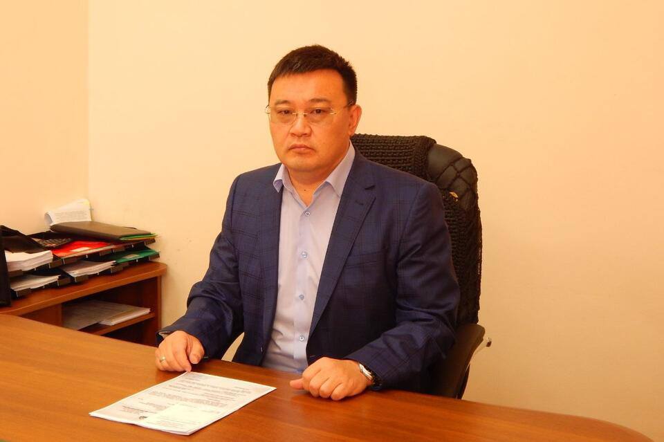 Уроженец Читы стал министром правительства Бурятии Главой республики Алексеем Цыденовым утверждён на должность министра Тимур Цыренжапов генерал майор в отставке сообщает пресс служба правительства Бурятии Цыренжапов родился в 1971 году в Чите окончил Московское высшее командное училище и Общевойсковую академию ВС РФ Служил в Забайкальском и Центральном военных округах После службы руководил Фондом капремонта Бурятии и занимал пост заместителя мэра Улан Удэ по строительству Фото пресс службы правительства Республики Бурятия