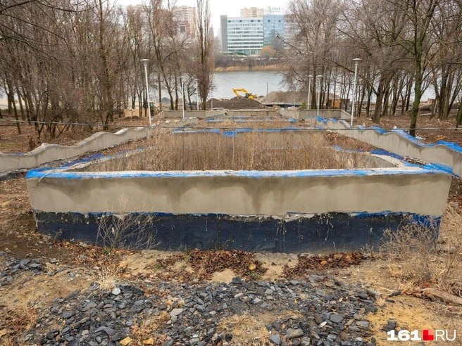 В Ростове подрядчика обязали вернуть аванс за срыв реконструкции парка «Дружба». Компания «Автомагистраль СК» из Ессентуков попала под удар: арбитражный суд Ростовской области постановил вернуть в бюджет 225 миллионов рублей, которые подрядчик получил авансом на ремонт парка «Дружба». Плюс сверху — ещё 56,5 миллиона рублей процентов за пользование деньгами. История эта тянется с 2022 года. Реконструкция парка должна была завершиться к ноябрю 2024-го, но закончилась провалом. Из всей суммы работ на тот момент было выполнено только на 2,2 миллиона рублей, после чего стройку совсем заморозили. Ростовская администрация расторгла контракт, а компания решила бодаться и подала встречный иск, оправдываясь какими-то «объективными причинами». На этом фоне правоохранители тоже подключились — по делу о мошенничестве уже арестовали несколько фигурантов, включая ставропольского бизнесмена Павла Айтова и бойца ММА Эрика Оганова. Скандал громкий, работы не ведутся, техника с парка вывозится. Как сообщил мэр Александр Скрябин, до конца 2025 года власти будут корректировать проект реконструкции, а возобновить работы планируют только в 2026 году. Подписаться Связь с редакцией