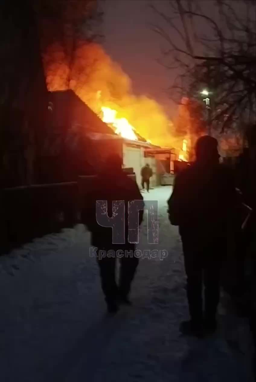 Пожар в Краснодаре: горят два жилых дома на площади 240 м²