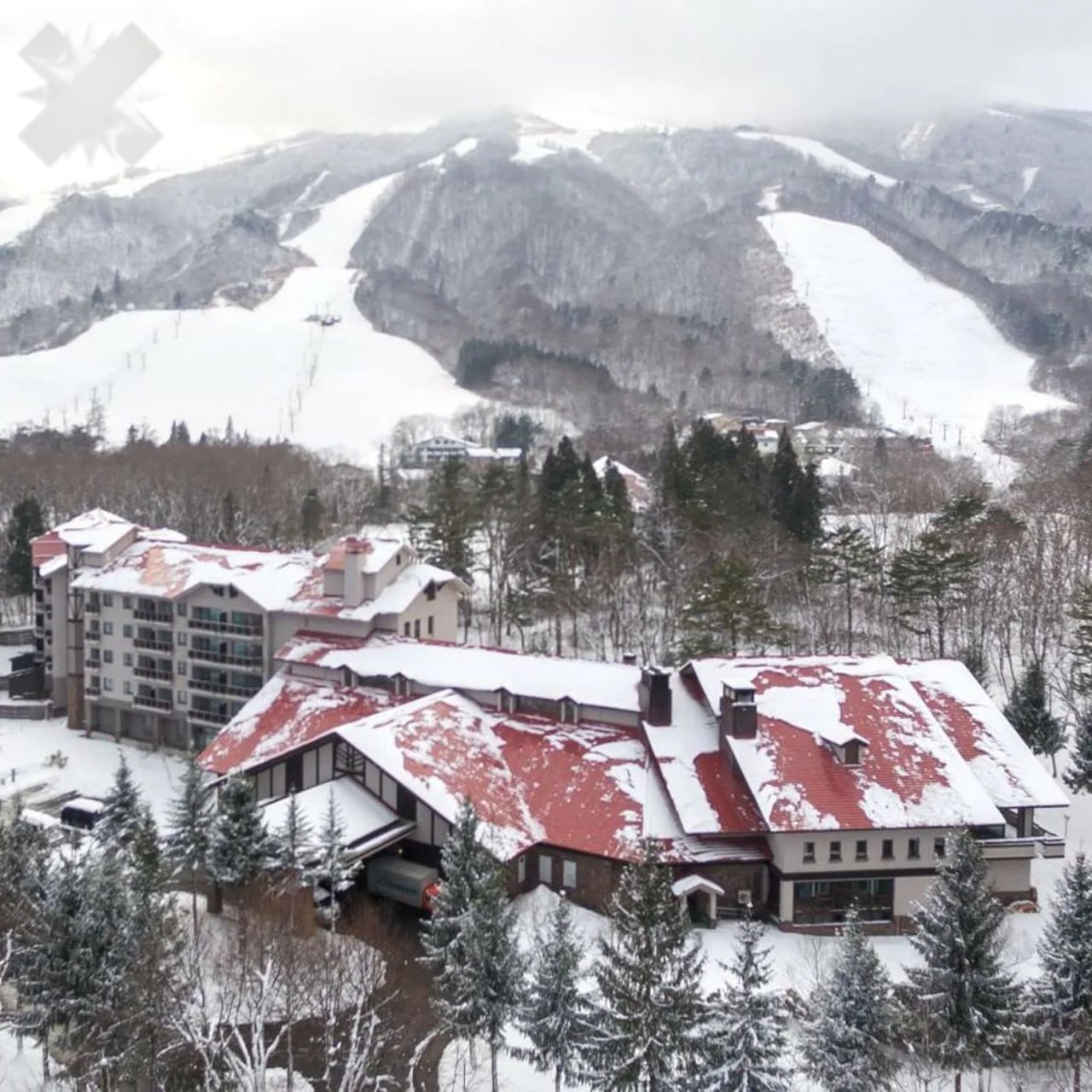 Российский сноубордист погиб под лавиной в Японии 42 летний турист из России катался на сноуборде в районе японского горнолыжного курорта Хакуба в префектуре Нагано когда его накрыла снежная лавина на высоте около 1100 метров Вместе с ним были двое знакомых они не пострадали и смогли сами спуститься вниз Тело мужчины спасатели нашли лишь спустя два дня после схода лавины НМШ