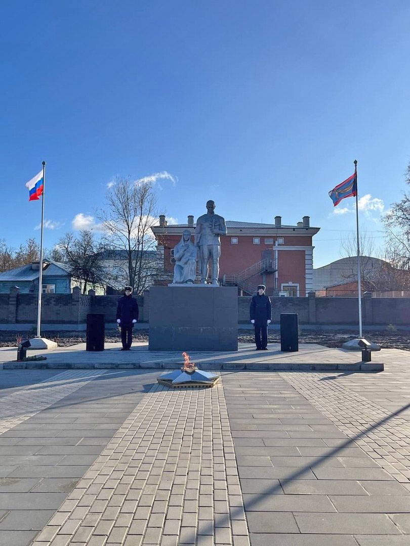 В Покрове Петушинского района в День народного единства в торжественной обстановке открыли сквер Победы. Проект создания общественного пространства победил в конкурсе грантов Минстроя РФ на создание комфортной городской среды.  Общественное пространство было создано в память о героях, отдавших жизни за Родину. В сквер перенесли мемориал Скорбящей Матери. В мае следующего года в новом общественном пространстве пройдут памятные мероприятия, посвященные 80-летию Победы советского народа в Великой Отечественной войне.  Территория для обустройства была выбрана самими жителями Покрова в 2023 году по итогам онлайн-голосования за объекты общественных территорий на единой федеральной платформе za.gorodsreda.ru.