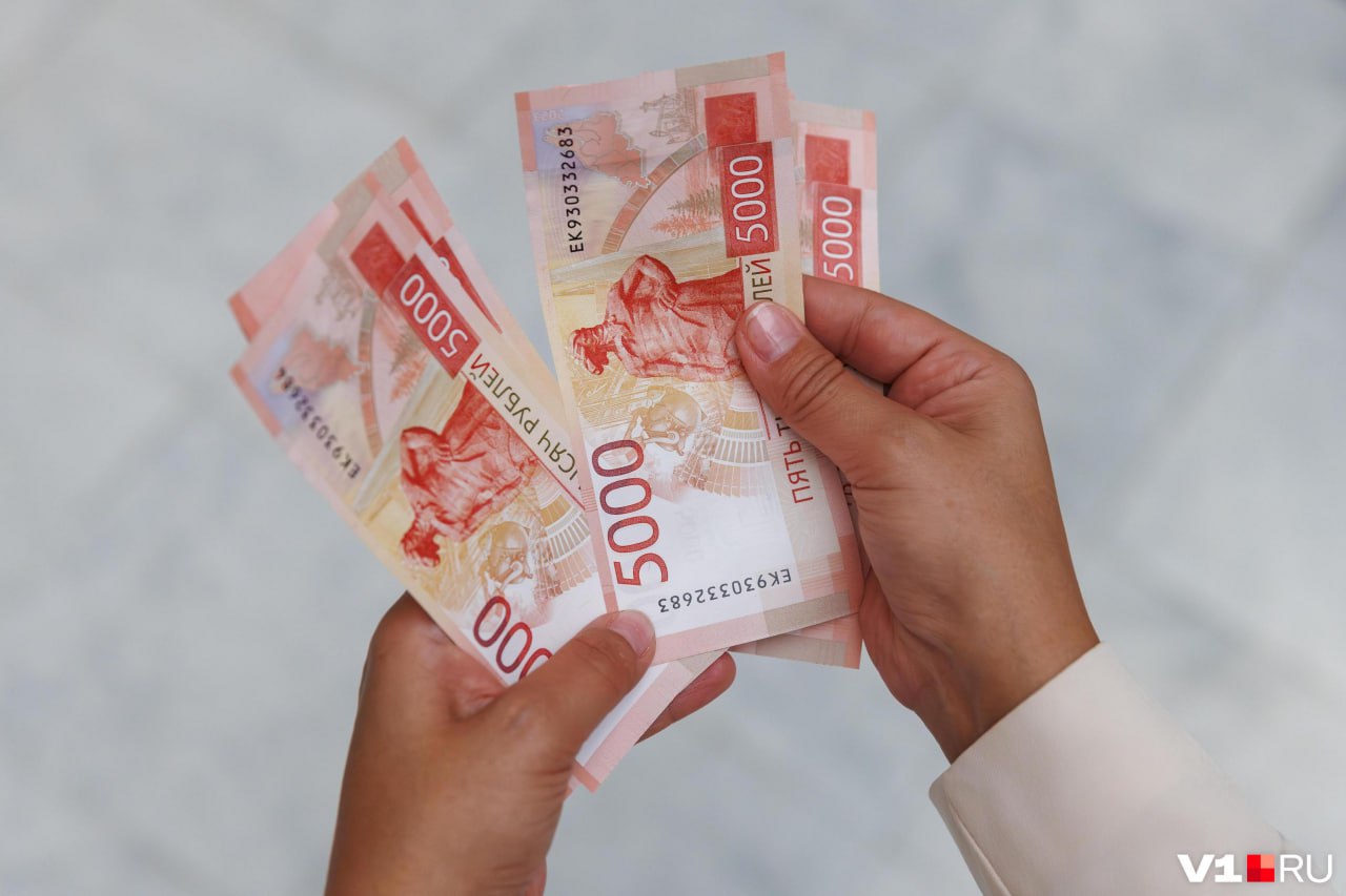 Омский суд лишил выплат жену погибшего участника СВО и ее сына Иск был рассмотрен по обращению матери погибшего бойца Установлено что пара заключила формальный брак когда мужчина отбывал наказание в колонии Позже супруга стала жить с другим и родила от него ребенка которого записали в документах как сына официального мужа Экспертиза опровергла их родственную связь Выплаты семьям военных подразумевают оказание помощи при потере кормильца а также призваны возместить нравственные страдания супруги и детей потерявших мужа и отца Факт нахождения супруги военнослужащего в фактических брачных отношениях с другим мужчиной и рождение от него ребенка в период зарегистрированного брака с военнослужащим сам по себе свидетельствует о нарушении супругой принципов построения семьи злоупотреблении своими личными правами неисполнении семейных обязанностей и пренебрежении интересами семьи рассказали в объединенной пресс службе судов Омской области Будьте в курсе даже офлайн NGS55 в MAX