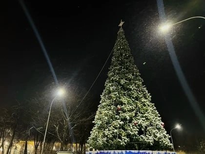 Главная ёлка Костромы вернётся на Сусанинскую площадь Новогоднюю красавицу вновь установят на Сусанинской площади только в другом месте ближе к Ботниковскому скверу Ель оформят в бело золотой гамме Здесь пройдут основные новогодние мероприятия Об этом сообщил врио главы города Алексей Смирнов В областном центре появятся детские горки световые композиции и фотозоны Эти объекты организуют в Центральном парке Берендеевке Парке семей защитников Отечества и парке Победы Праздничную ёлку уже собирают на Чернигинской набережной Сотрудники МКУ Чистый город начали устанавливать подсветку на центральных улицах К украшению подключатся и предприниматели они оформят закреплённые за ними территории в начале декабря