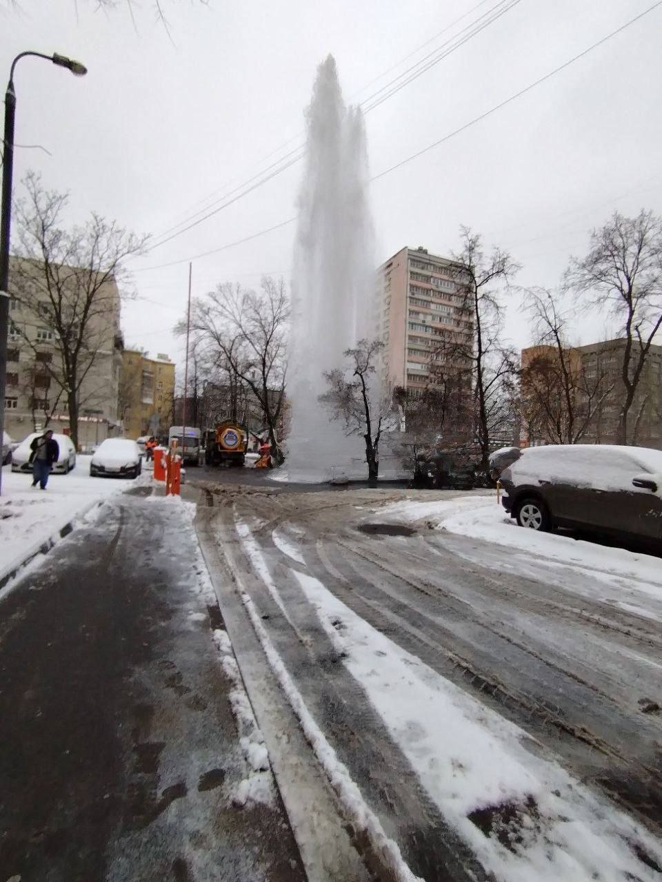 Фонтан высотой в несколько этажей забил в центре Москвы  ЧП произошло на Люсиновской улице. На месте работают аварийные службы.  Стабильное воскресенье