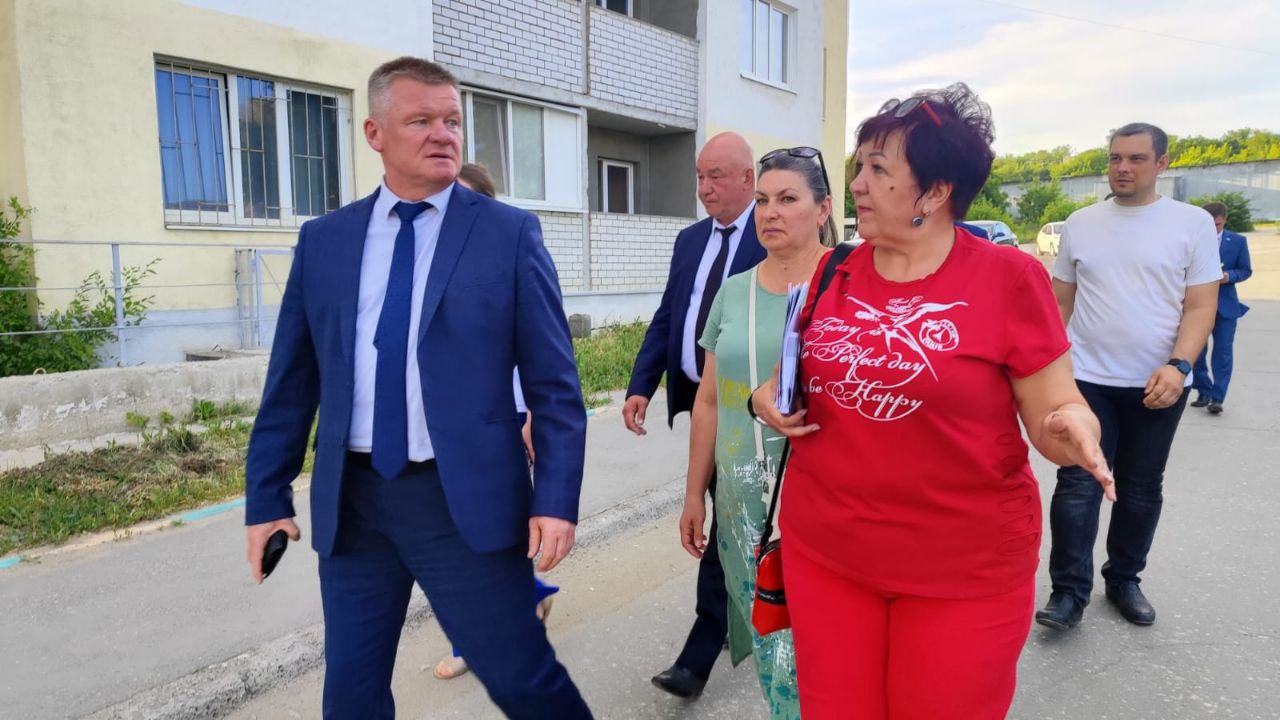 Встретился с жителями микрорайона «Лопатина гора» Обсудили ряд вопросов, которые беспокоят граждан и которые требуют поэтапного решения. В частности, жители обратили внимание на состояние подъездных путей к микрорайону. По информации комитета по управлению имуществом, участок дороги находится в частной собственности. Поручил председателю КУИ проработать механизмы, чтобы передать участок в собственность города, чтобы у нас появилась возможность обслуживать и ремонтировать дорогу. Отдельно остановились на вопросах транспортной доступности. У жителей есть претензии к работе организаций-перевозчиков. Комитету по транспорту поставлена задача в течение двух недель дать предложения по работе 23 и 48 маршрутов. Подняли вопросы благоустройства, содержания зеленых насаждений, вывоза мусора, сноса незаконных построек и многие другие. Все обращения, прозвучавшие на встрече, взяты на контроль. Будем проводить встречи с жителями разных районов города.