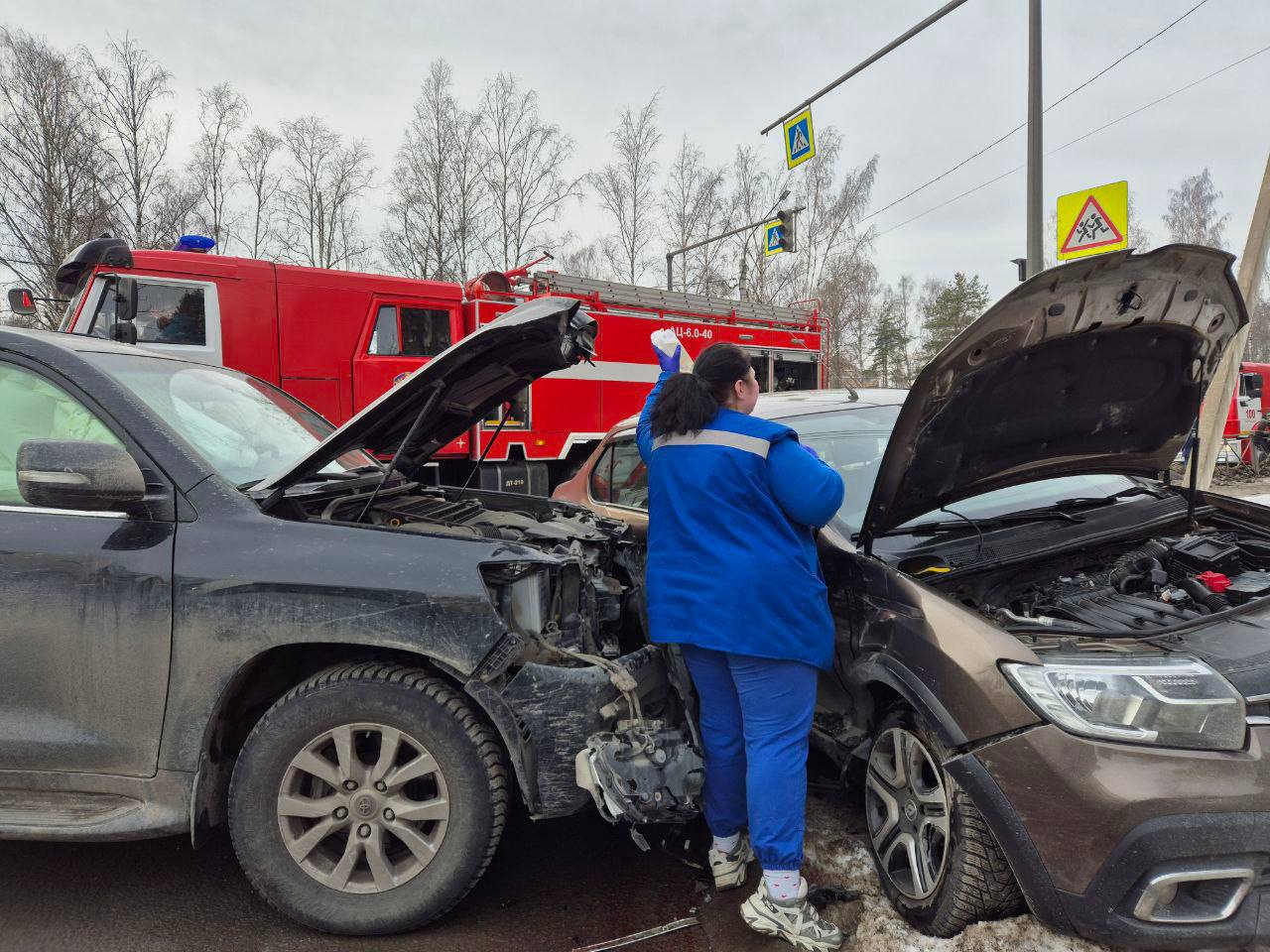 Два легковых автомобиля столкнулись в Сертолово. Одного пострадавшего госпитализировали с серьезными травмами   Авария произошла днем 25 февраля. Судя по кадрам с места, на перекрестке Выборгского шоссе и улицы Ларина столкнулись легковые Renault и Toyota.  По информации скорой помощи Ленобласти , пострадал один из водителей, его госпитализировали с открытой черепно-мозговой травмой, сотрясением мозга, переломами ребер и другими травмами.   Медики уточнили, что водитель скорой помощи самостоятельно обесточил поврежденные автомобили. Спасатели 100-й пожарной части Леноблпожспас деблокировали пострадавшего.      скорая помощь Ленобласти