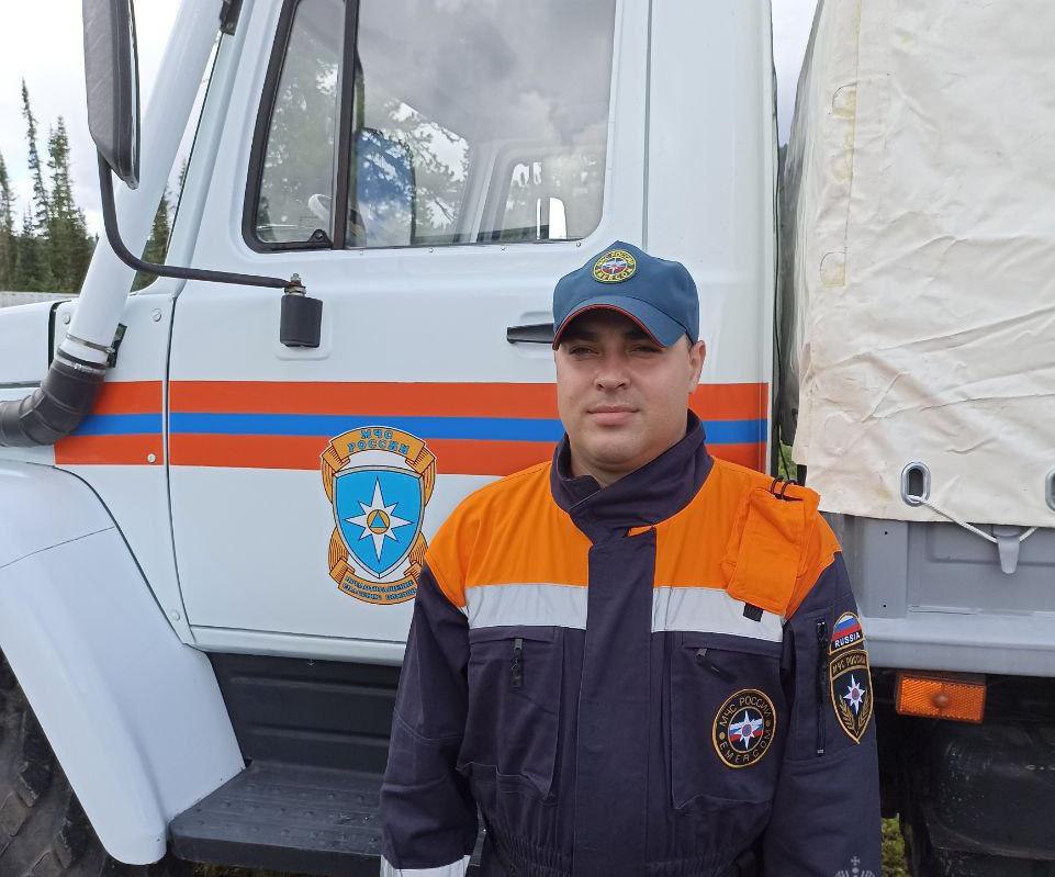 В Ергаках спасатель помог туристке с высоким давлением  Плохо стало женщине по имени Ольга, которая вместе с сестрой пошла в 8-дневный поход в природном парке «Ергаки». У туристки внезапно отекло лицо и поднялось давление. Родственницы спустились до визит-центра, где попросили помощи у Южно-Сибирского поисково-спасательного отряда МЧС РФ.  «Мне сразу же помогли, сделали укол. Отек быстро спал. А потом спасатели нас накормили, объяснили, как вернуться в Абакан. Я очень благодарна за помощь», — рассказала Ольга.  Помощь туристке оказал бывший фельдшер, а ныне спасатель отряда МЧС Владимир Мананенков. Как отмечают в ведомстве, на его счету множество спасенных жизней на предыдущей работе.  Фото: ГУ МЧС РФ по Красноярскому краю